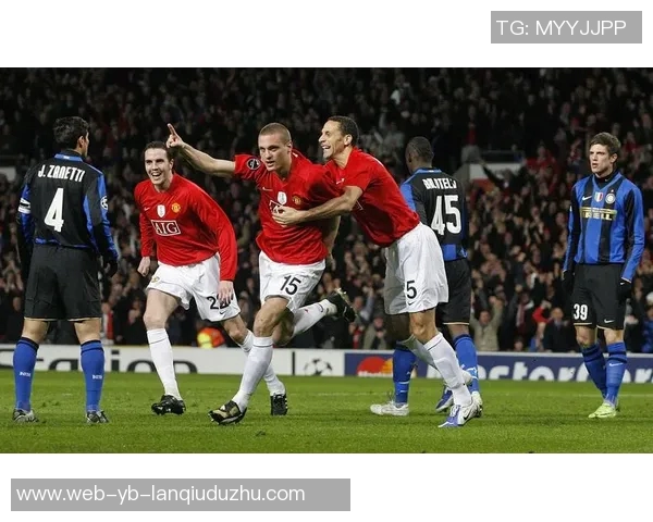 老友重聚费迪南德与范佩西维迪奇共享美好时光合影温馨回忆